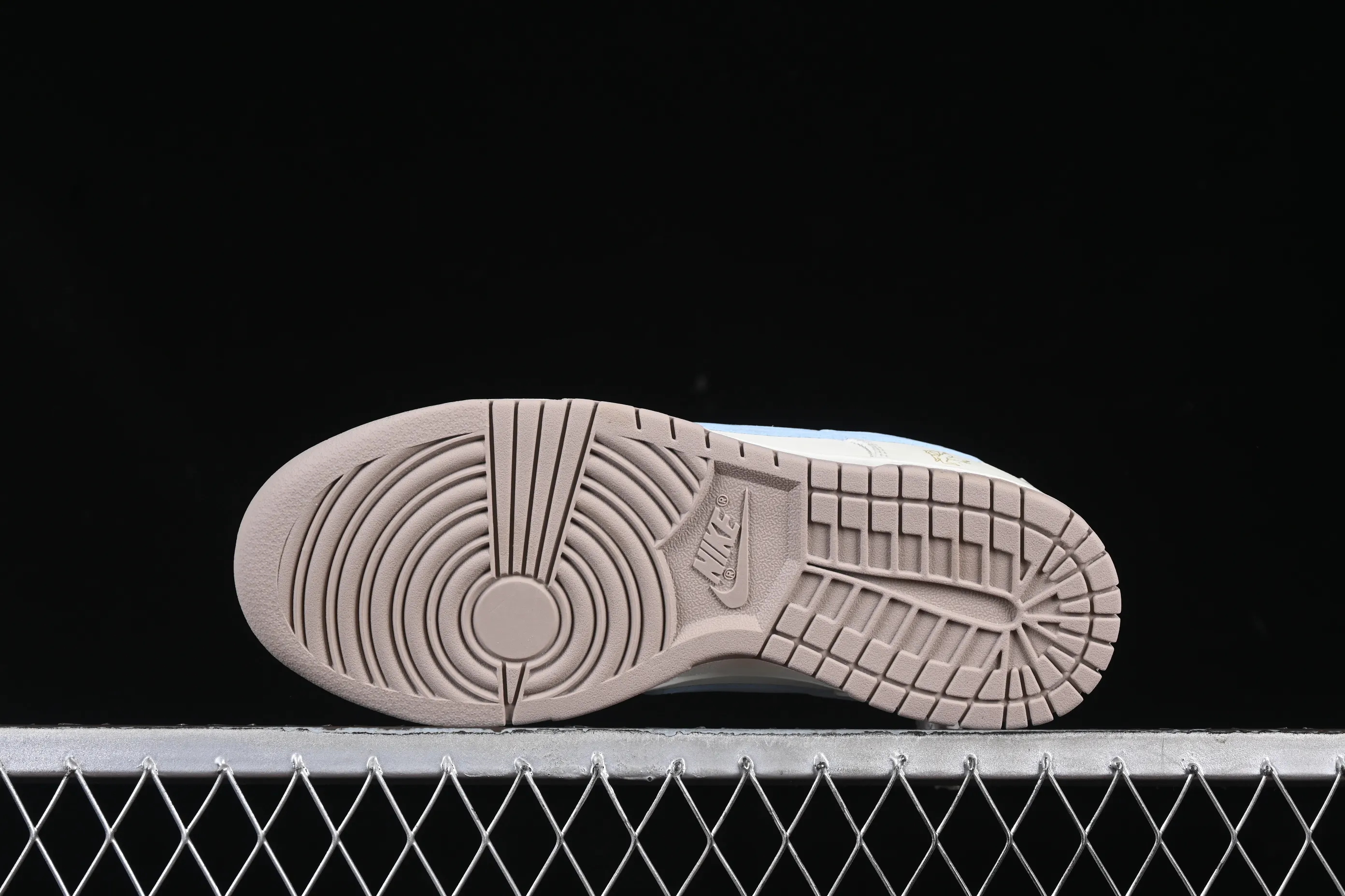 All categories Nk SB Dunk Series Nk SB Dunk Low High-end customized low-top sneakers Nike SB Dunk Low Cupid Heart Anniversary high-end customized low-top casual sneakers YW0212-012